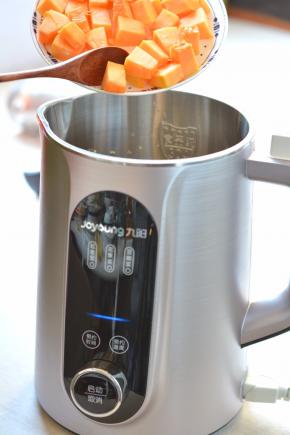 将南瓜块倒入豆浆机中