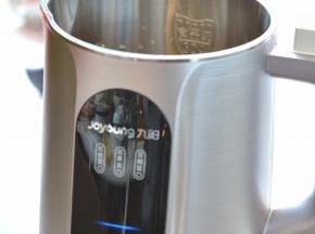 将南瓜块倒入豆浆机中