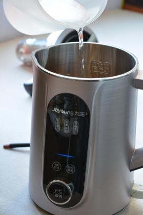 将凉水倒入豆浆机中，到1100毫升水位线