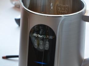 将凉水倒入豆浆机中，到1100毫升水位线