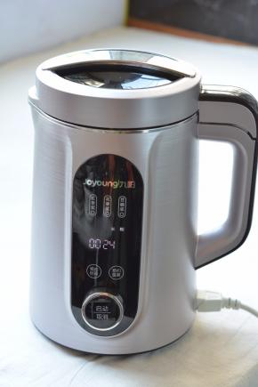 盖上盖子，通电，选择“米糊”，机器开始工作，显示用时25分钟