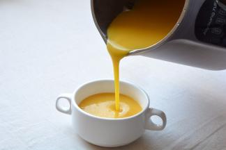 将煮熟的南瓜二米糊倒入碗中，喜欢吃甜的可以适量加糖