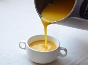 将煮熟的南瓜二米糊倒入碗中，喜欢吃甜的可以适量加糖