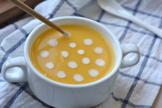 或者待表面微凉时，用筷子头蘸淡奶油在南瓜糊表面点几滴