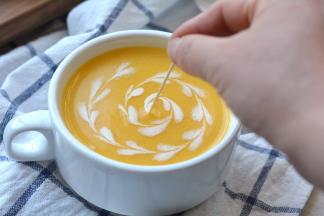 用牙签从奶油外围向里拉，一气呵成，拉出心形花样