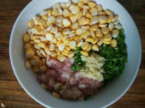 玉米瓣到碗里，葱切葱花，姜剁碎一起放到碗里