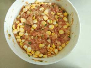 加入一匙盐，糖，油，一勺酱油，蚝油，淀粉，一个鸡蛋清，顺时针拌均匀