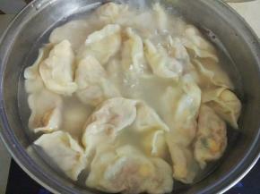 锅里放入清水，倒入一匙盐，水开下饺子，再次煮开倒入清水继续煮，重复4～5遍