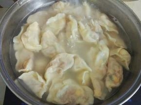 锅里放入清水，倒入一匙盐，水开下饺子，再次煮开倒入清水继续煮，重复4～5遍
