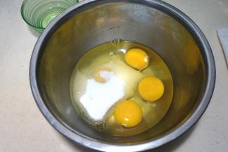 鸡蛋和白糖入无油无水的打蛋盆中