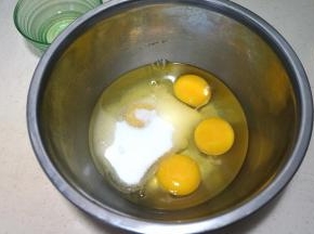 鸡蛋和白糖入无油无水的打蛋盆中