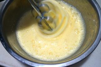 用电动打蛋器低速打发，将打蛋盆坐在温水盆里，打发会轻松，用时也会短一些