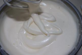 鸡蛋打发体积膨胀呈淡黄色，提起打蛋器，滴落的痕迹不轻易消失就可以了