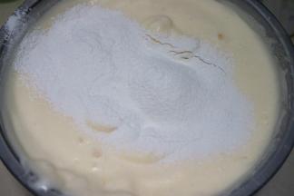 面粉分两次筛入鸡蛋糊中，第一次要和鸡蛋糊大致混合好了，再筛入剩下的