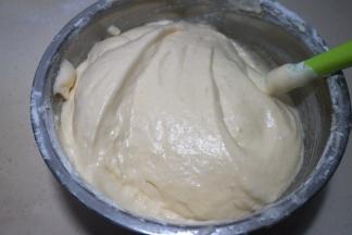 采取“J”字型的方法，从下往上翻拌均匀，千万不要划圈噢，这样鸡蛋糊中的泡泡就会pupupu消失，蛋糕就成蛋饼了