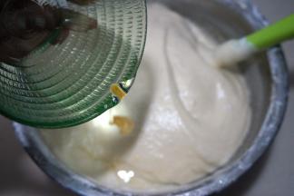 将玉米油倒入面糊中