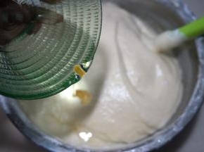 将玉米油倒入面糊中