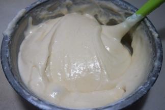 继续用“J”字型方法，由下向上翻拌均匀，呈细腻有光泽的蛋糕糊