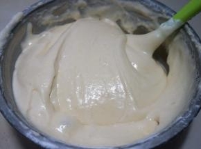 继续用“J”字型方法，由下向上翻拌均匀，呈细腻有光泽的蛋糕糊