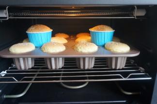 送入预热好的烤箱中层，180度，中层，上下火，15分钟左右。具体的温度和时间视自家烤箱的情况和模具大小来调整噢；出炉后直接晾凉再脱模