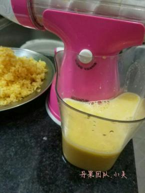 用原汁机摇出玉米汁