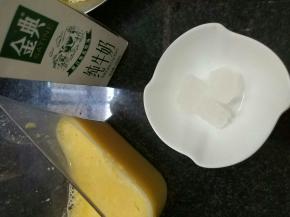 将牛奶混合到玉米汁里加入冰糖放炖罐老炖
