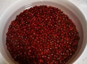 加适量清水浸泡，我用保鲜膜包好，放冰箱一晚