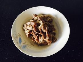 提前把肥牛焯水
锅里放适量的水，水开后放入肥牛，肥牛颜色变了就捞出来。