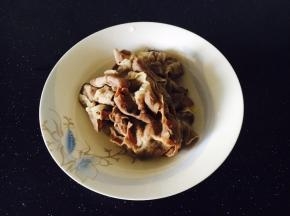 提前把肥牛焯水
锅里放适量的水，水开后放入肥牛，肥牛颜色变了就捞出来。