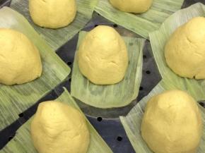 锅里倒入适量的水烧开，将做好的玉米面窝窝头放入锅中，大火蒸十五分钟