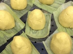 锅里倒入适量的水烧开，将做好的玉米面窝窝头放入锅中，大火蒸十五分钟