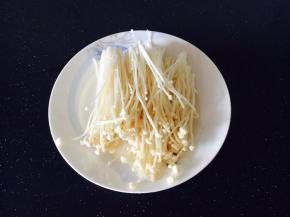 金针菇剪去老根，洗干净备用。