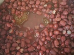 30分钟后，开盖，烧开，然后掺冷水，再烧开，放入冰糖烧开，盖盖 ，关火继续焖，如果这时红豆水比较多，可以舀一些出来