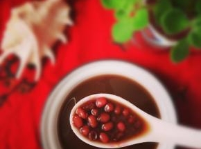 锅里的红豆汤可以直接饮用也可以冰镇哦，好好喝！