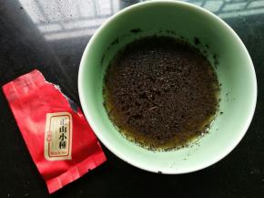 红茶先用擀面杖擀碎；红茶沫倒入60克开水里，泡2分钟，放凉备用