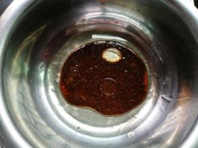 玉米油和红茶水倒入容器里，同时预热烤箱160℃