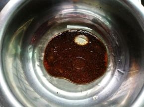 玉米油和红茶水倒入容器里，同时预热烤箱160℃