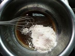 筛入低筋面粉