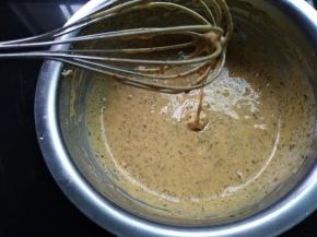 手动打蛋抽，z字形搅打均匀