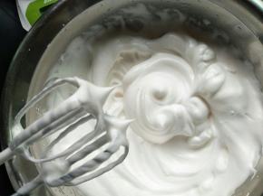 细砂糖一次性倒入蛋白里，进行打发，提起打蛋器呈小尖角