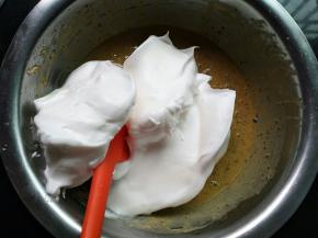 取一半蛋白霜与蛋黄湖混合，采用切拌或者上下翻拌手法