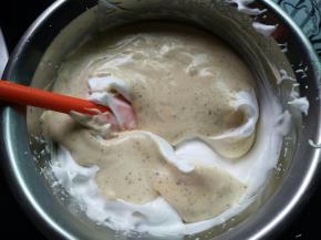 混合面糊倒回剩下的蛋白霜盆里，继续翻拌均匀