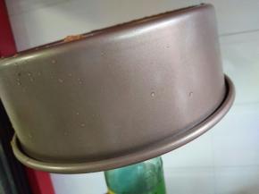 出炉架瓶子上，放凉脱模