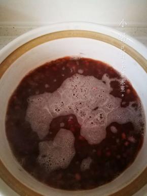 烧开后，加入适量冷水，搅一搅 继续烧开，盖上盖子，关火开始焖
