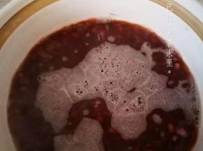 烧开后，加入适量冷水，搅一搅 继续烧开，盖上盖子，关火开始焖