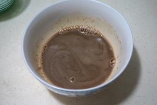 速溶咖啡入碗中，用开水融化，晾凉后使用；不喜欢咖啡味的，就直接换成等量的凉水或者牛奶，60克左右