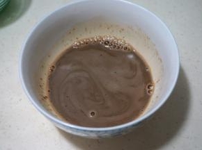 速溶咖啡入碗中，用开水融化，晾凉后使用；不喜欢咖啡味的，就直接换成等量的凉水或者牛奶，60克左右