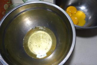 蛋白、蛋黄分离，蛋白入无油无水的打蛋盆中