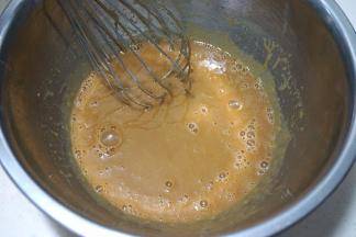 加入20克白糖、咖啡融液，打成均匀的蛋黄液