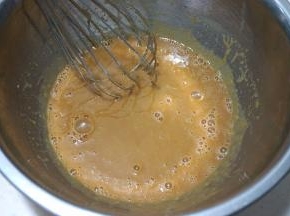 加入20克白糖、咖啡融液，打成均匀的蛋黄液